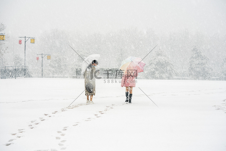 下雪天白天雪地上的小女孩野外雪