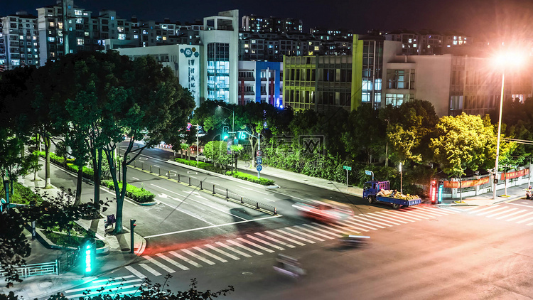 实拍夜晚城市路口夜间行驶的车流