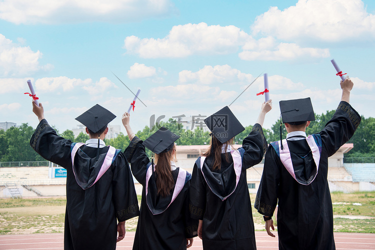 人像白天学生背影操场开心摄影图