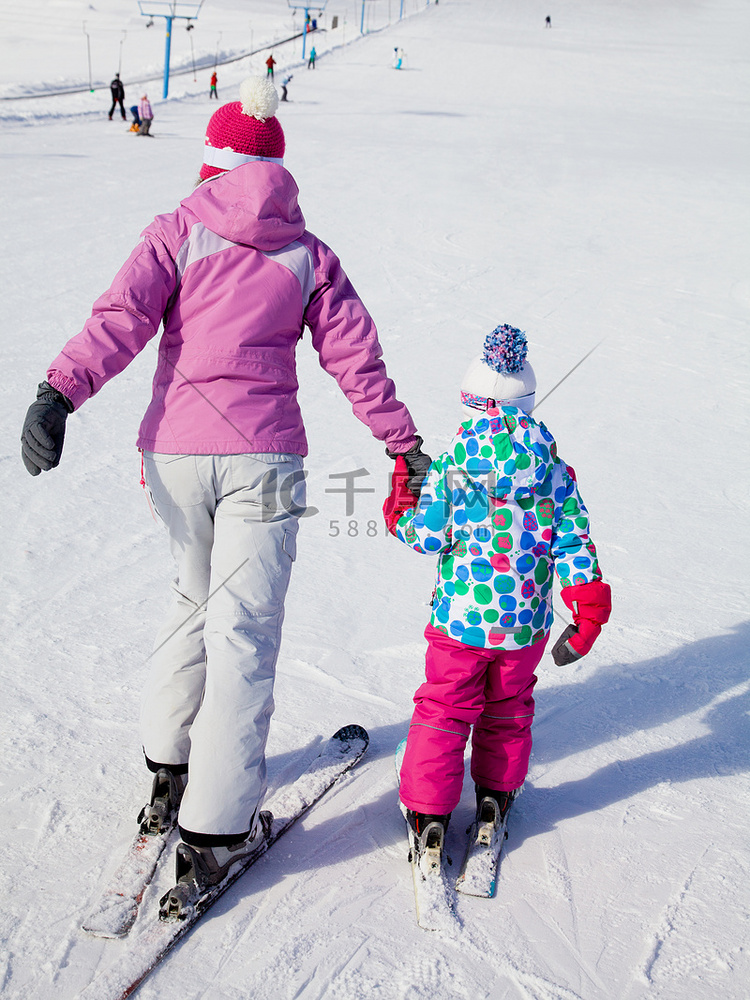 教师和儿童滑雪