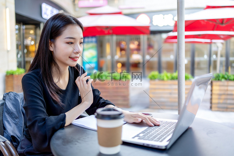 商务人像下午白领女性咖啡店拿着