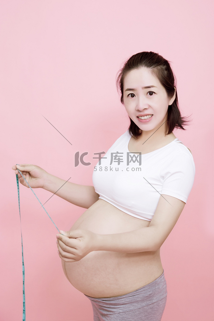 孕妇妈妈三胎快乐孕妇人像摄影图