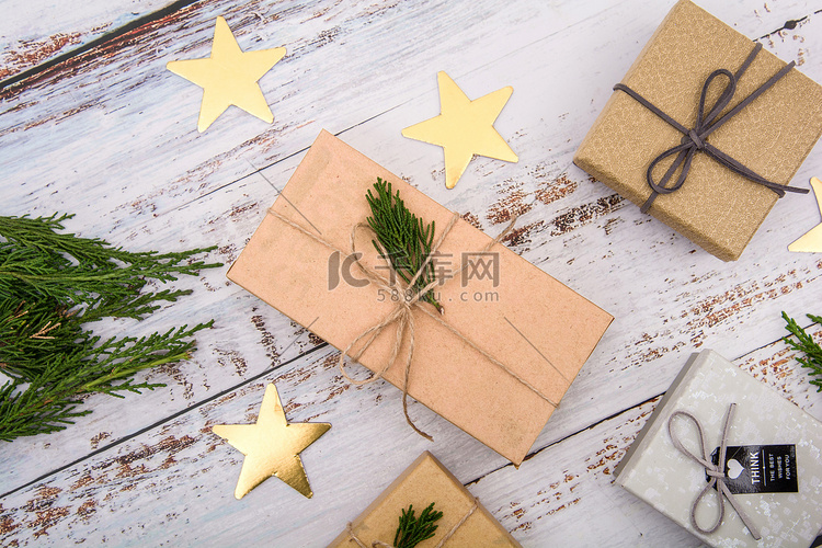 木桌礼物盒星星