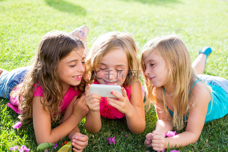 儿童的朋友女孩玩智能手机的互联