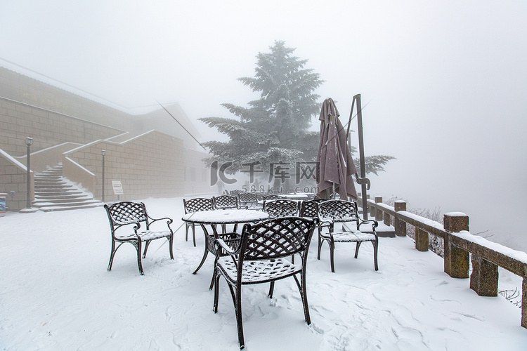 冬天椅子桌子和白雪摄影图