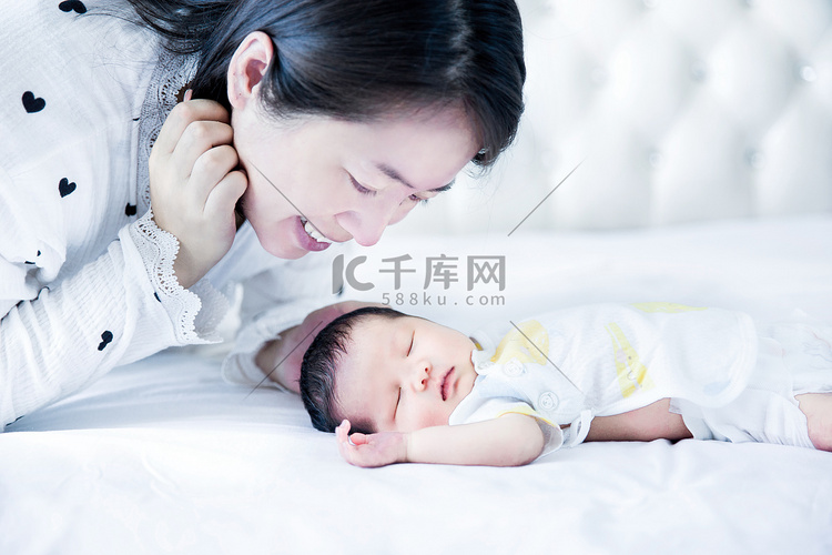 婴儿护理亲子活动母婴人像新生摄