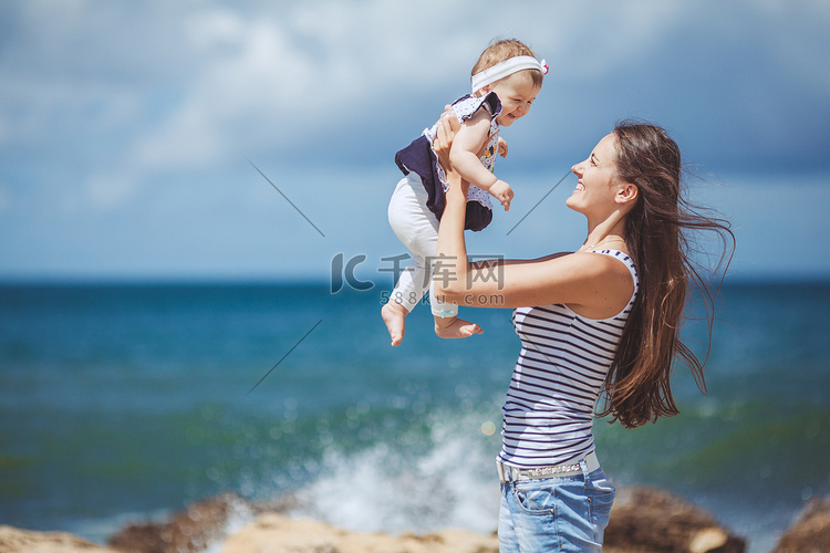 幸福的家庭，两个母亲和孩子的海