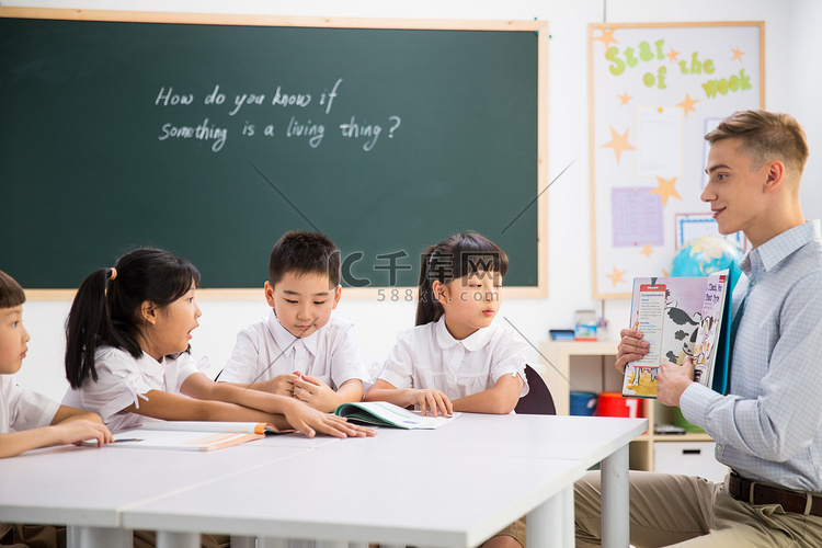 教师和小学生在教室里