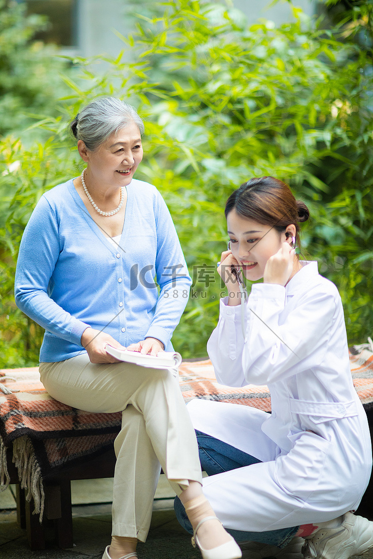 老年健康白天老人和女医生户外停