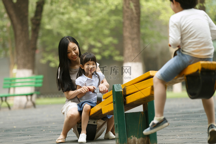 快乐母女玩跷跷板