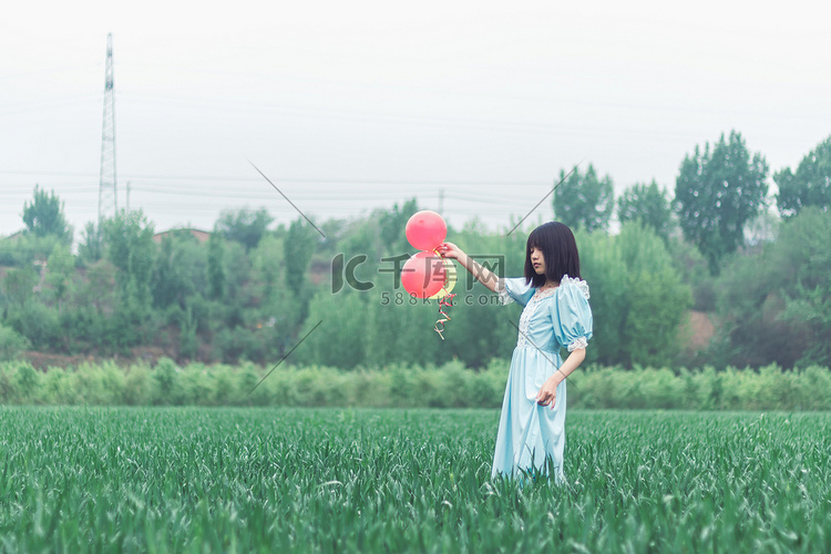 春季白天麦田里的少女户外拿气球