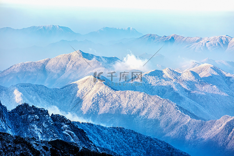 冬日晚上雪山山区飘动摄影图配图