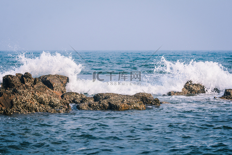 青岛清晨浪花礁石拍打摄影图配图