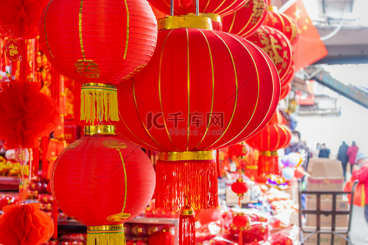 春节市场中售卖的大红灯笼摄影图