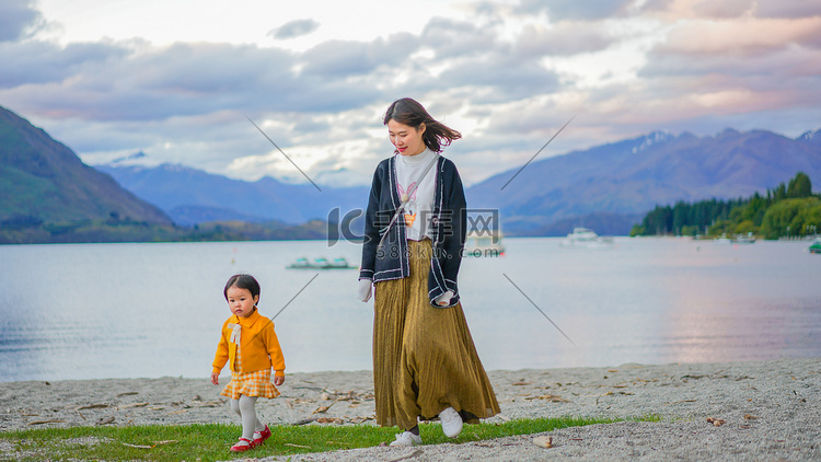 湖边散步母女下午晚霞母女湖边散