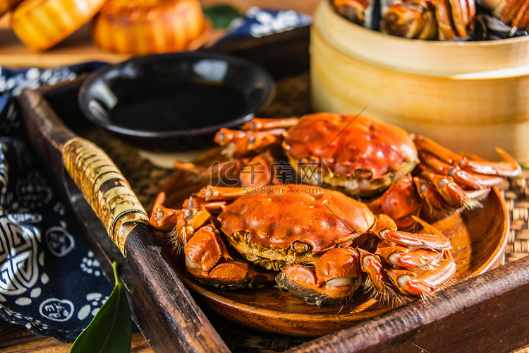 中秋节白天大闸蟹餐桌美食摄影图