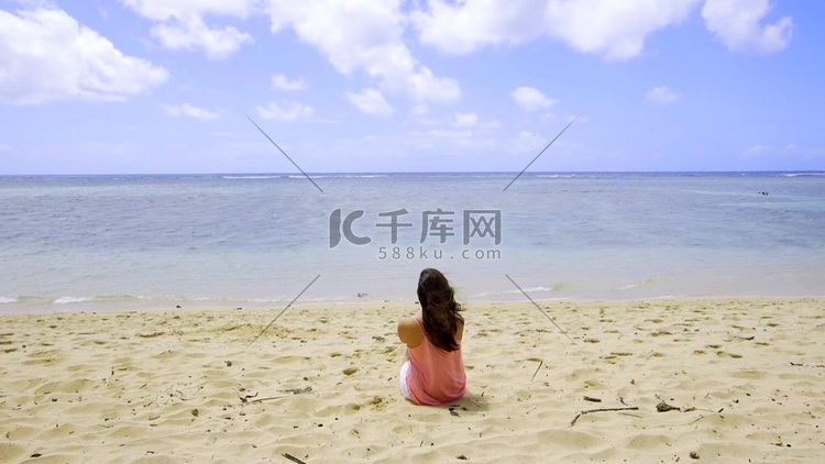 沙滩海边女人背影旅游实拍