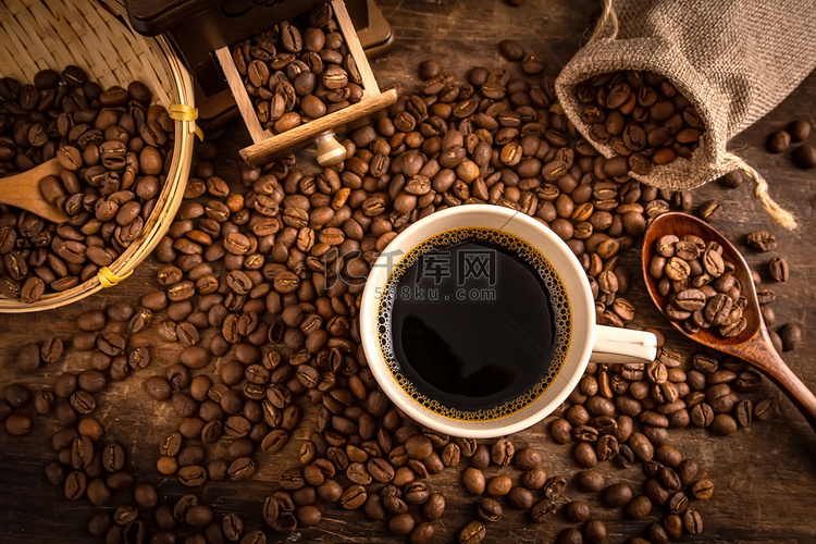 晚上美式咖啡咖啡豆室内木桌上摄