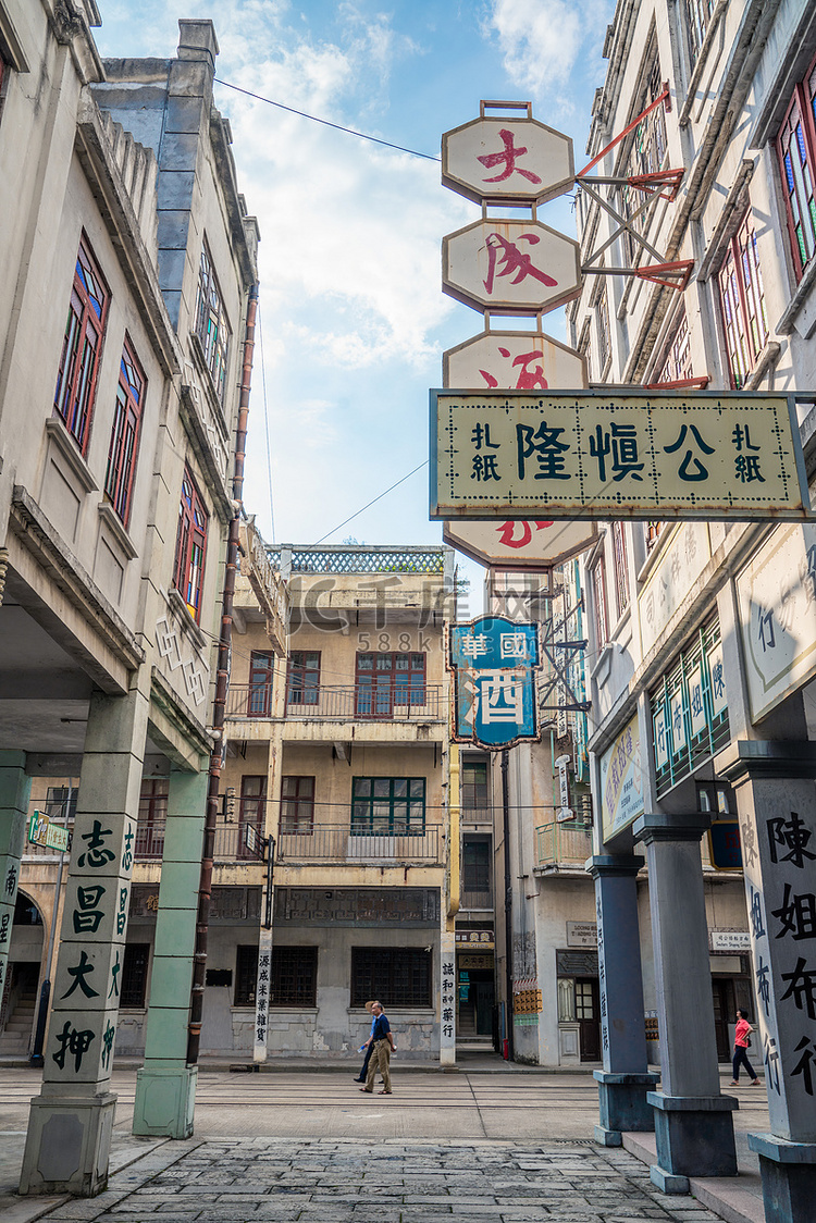 旧香港街夕阳建筑影视城建筑摄影