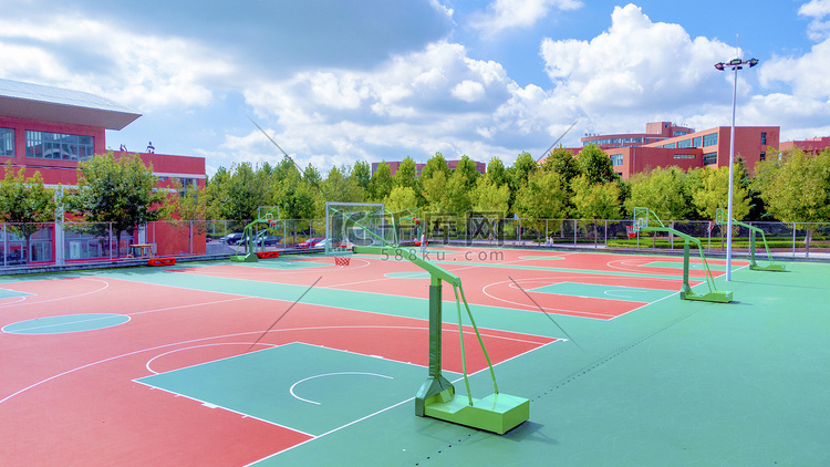 学校白天篮球场操场运动摄影图配