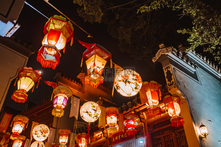 夜晚灯饰灯笼逛灯会猜灯谜摄影图