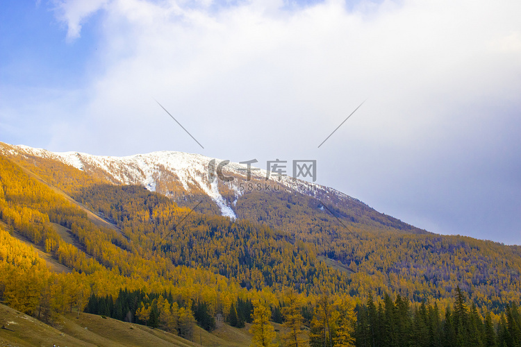 新疆深秋山脉户外观景摄影图配图