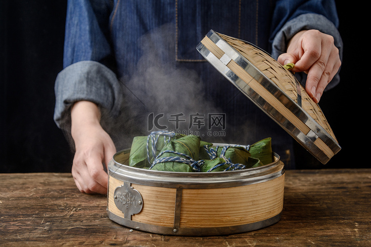 美食端午节蒸笼里的粽子木桌打开