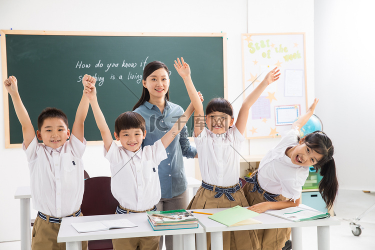 老师和小学生们在教室里