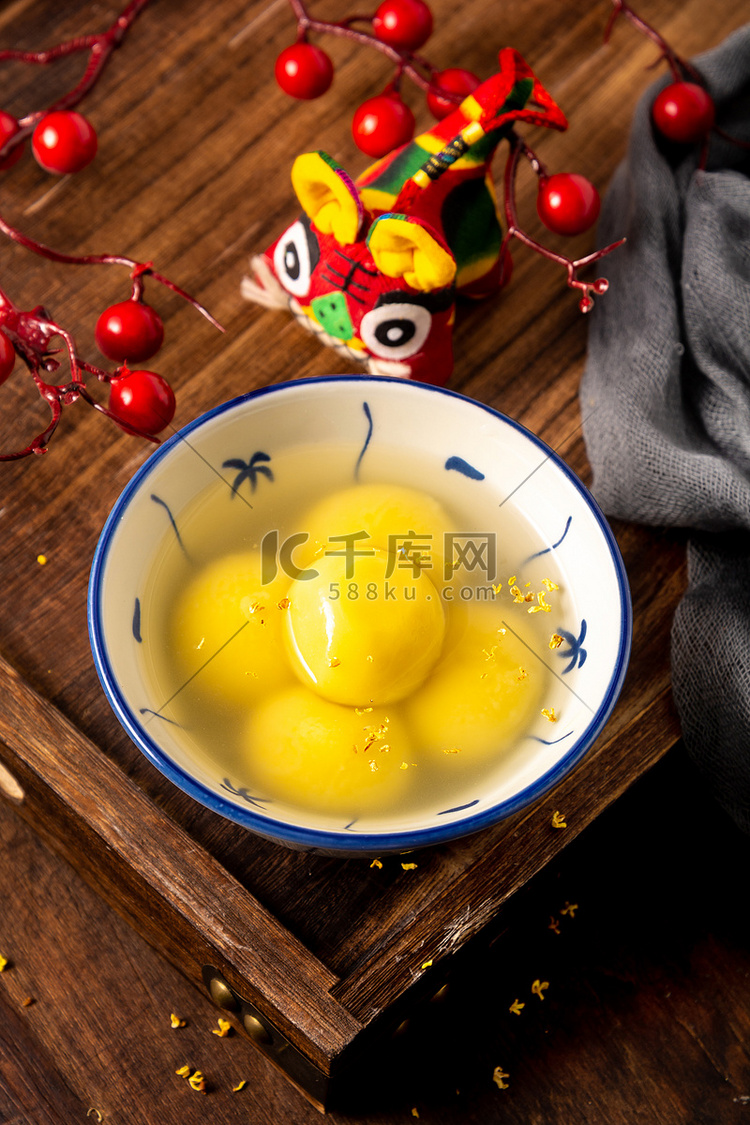 美食元宵节汤圆瓷碗盛着摄影图配
