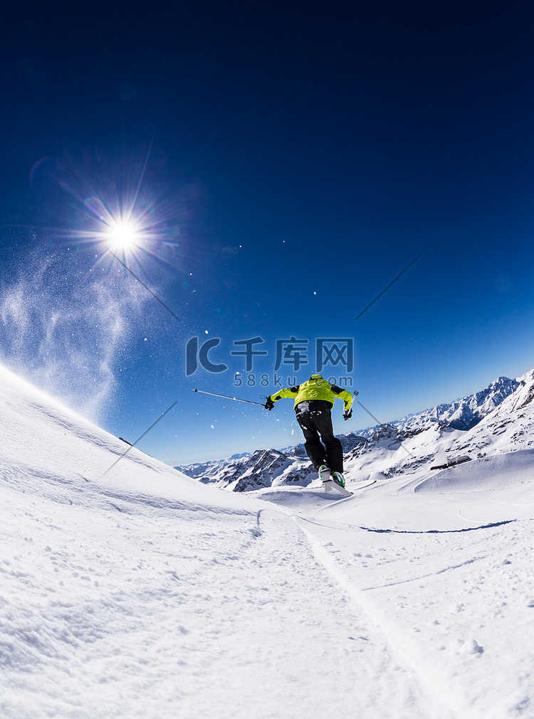 高山滑雪运动员的滑雪滑雪
