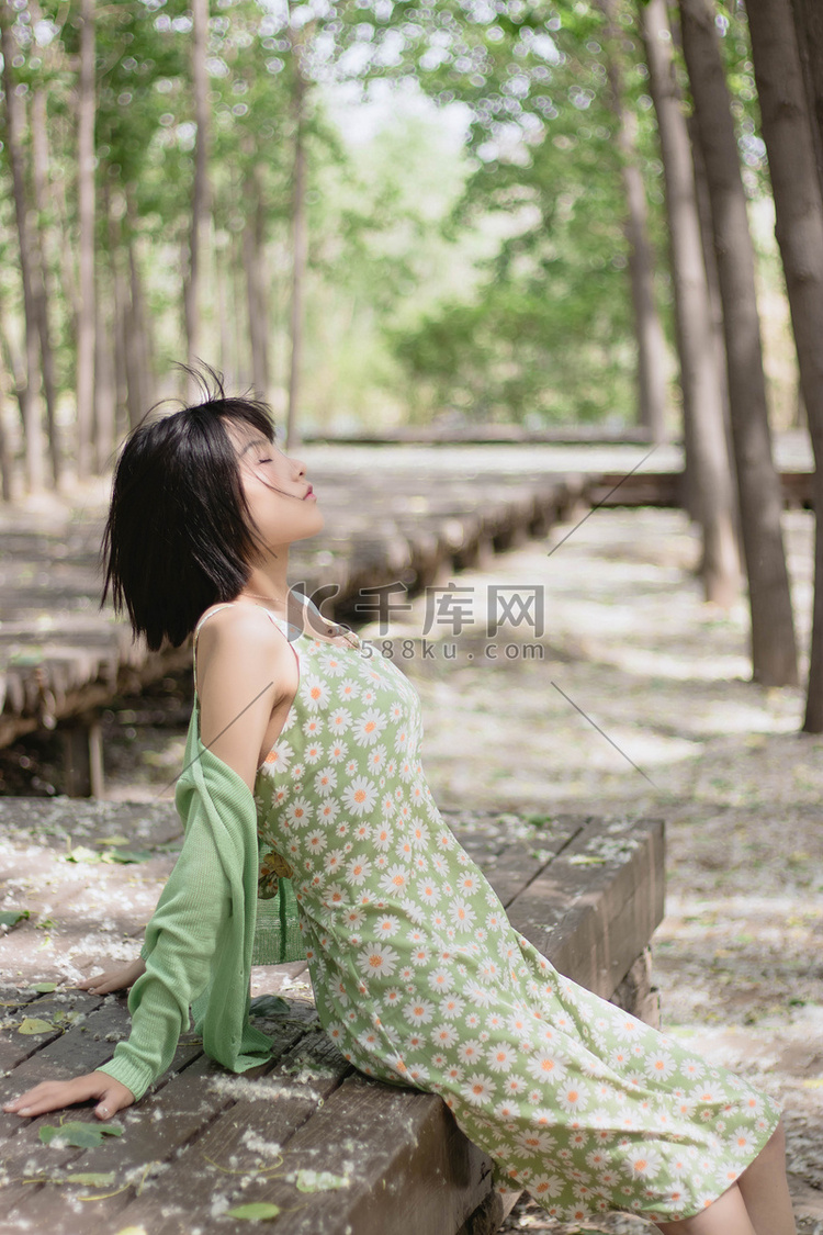 夏天白天少女树林乘凉休闲摄影图
