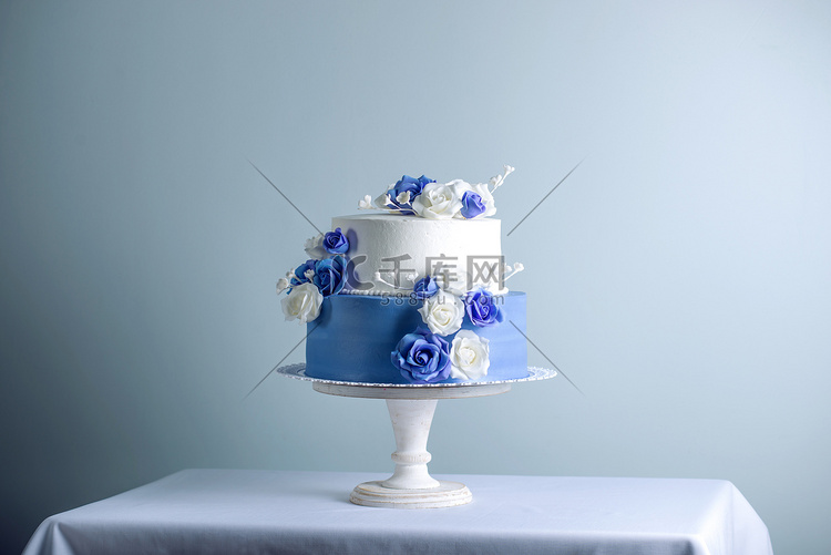 美丽的两个分层的白色和蓝色婚礼