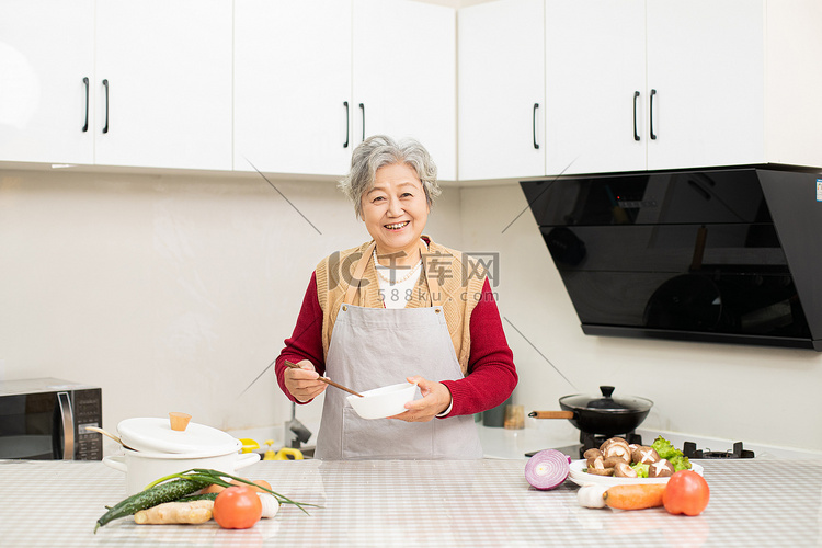 厨房里忙碌做饭的老奶奶摄影图配