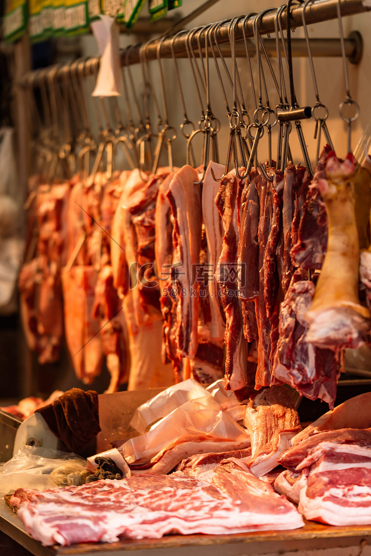 菜市场肉禽摊整齐的猪肉摄影图配