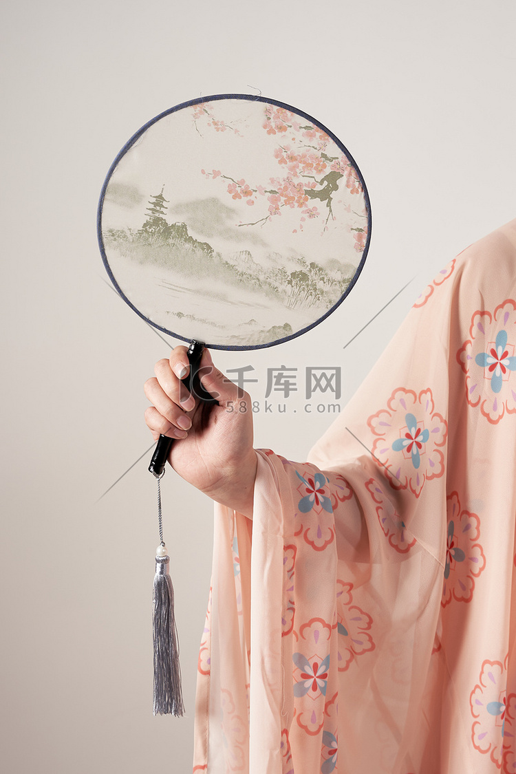 汉服传统文化手拿团扇特写摄影图