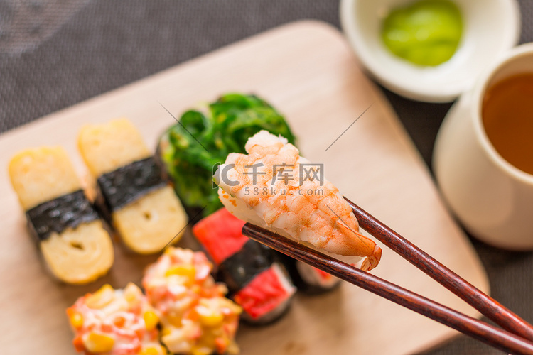 寿司用筷子，设置送达木制板岩，