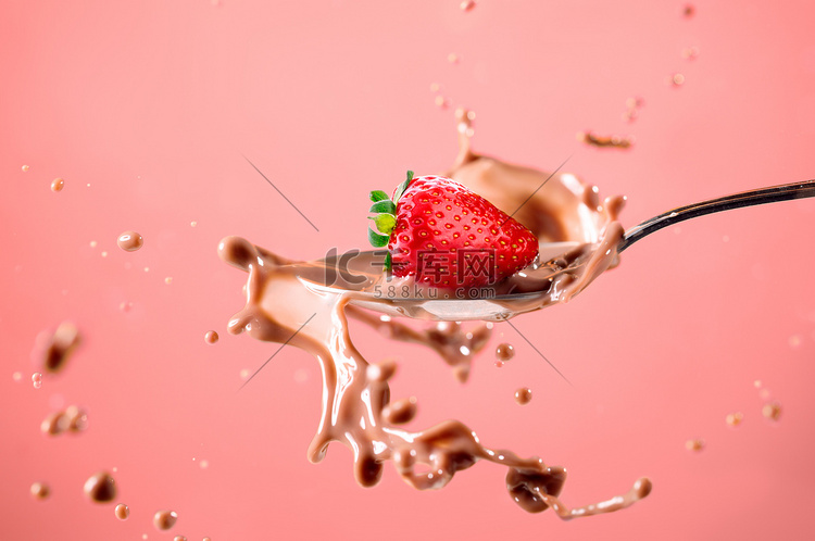 草莓牛奶被隔绝在红色中飞溅