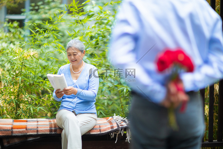 老年爱情白天准备送惊喜的老人户