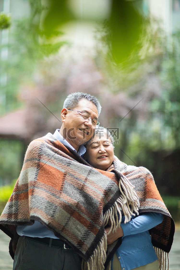 老年生活白天一对老夫妇户外拥抱