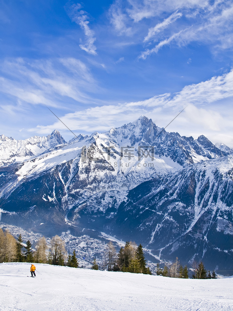 在法国阿尔卑斯山滑雪