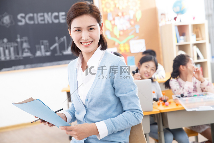 女教师和小学生们在教室里