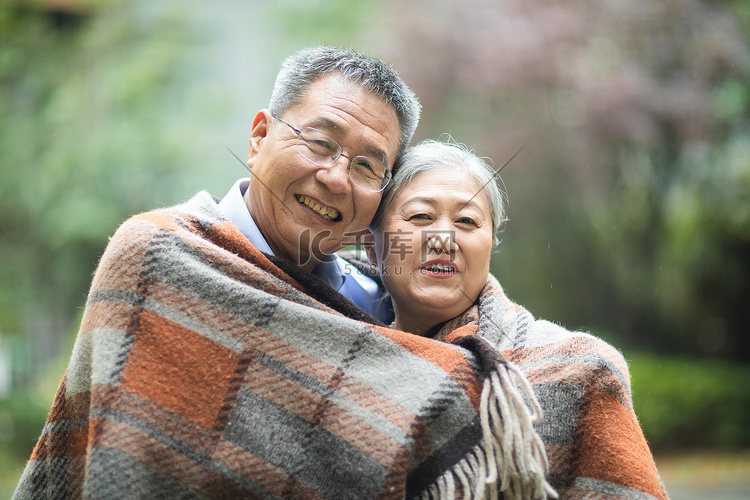 老年生活白天一对老夫妻户外拥抱