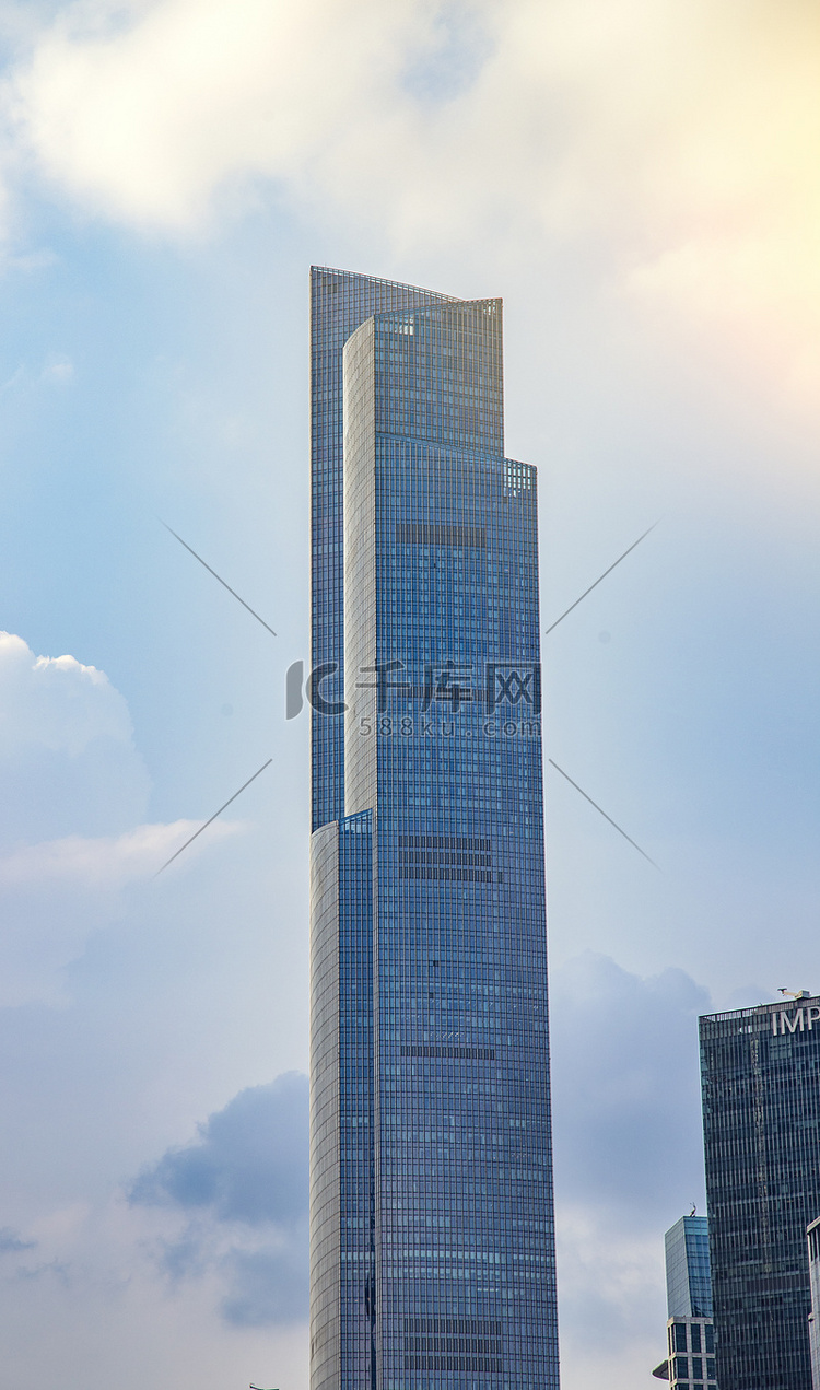 广州东塔建筑下午建筑路面拍摄摄