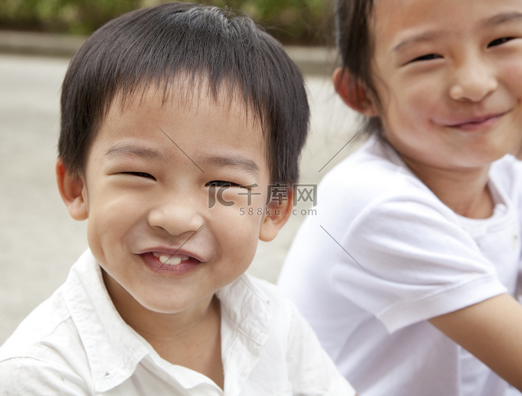 微笑的亚洲男孩和女孩