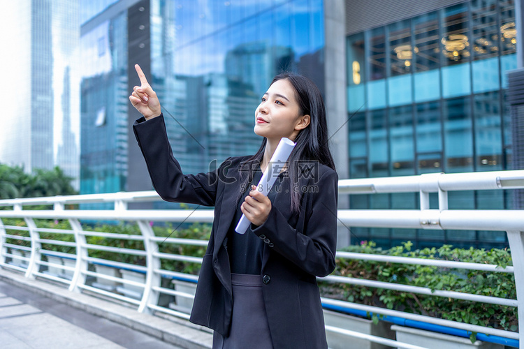 商务人像下午白领女性人行桥拿着