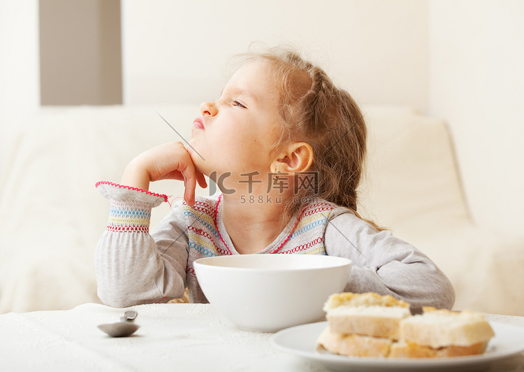 女孩看起来与憎恶的食物