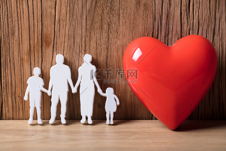 一个家庭的特写除了红色的心脏形