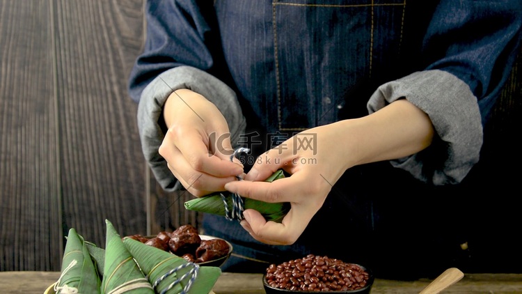 实拍美食端午节包粽子手部特写