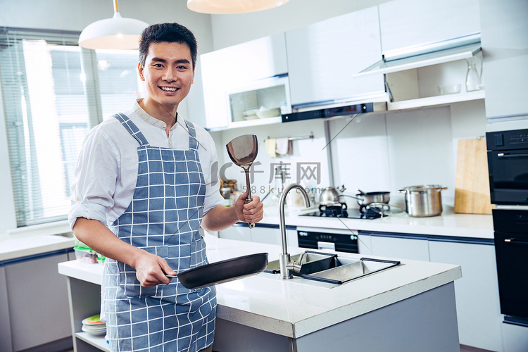 青年男人在厨房