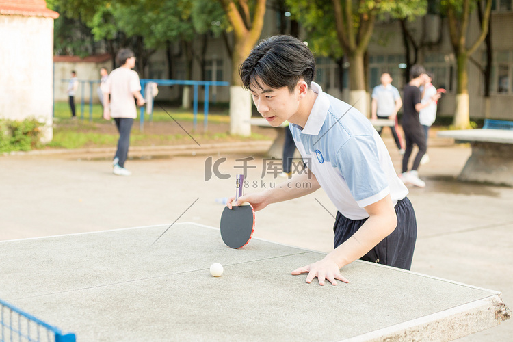 少年草坪男孩男生帅哥踢球乒乓球
